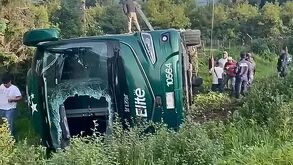 Autobús de la línea Elite vuelca en la carretera Uruapan-Paracho y deja 10 lesionados. Ciudadanos salvan a menor atrapada. Conoce los detalles.