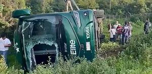 Autobús de la línea Elite vuelca en la carretera Uruapan-Paracho y deja 10 lesionados. Ciudadanos salvan a menor atrapada. Conoce los detalles.