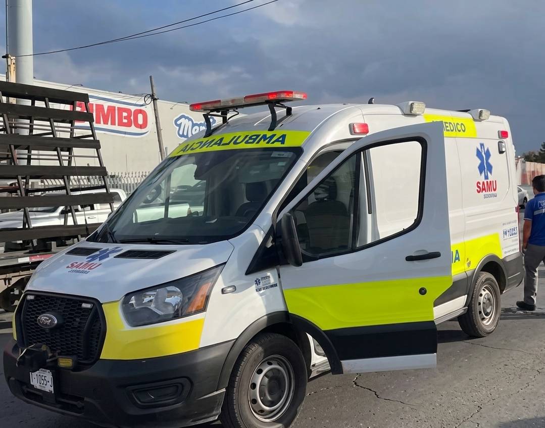 Dos trabajadoras del municipio resultaron lesionadas tras un choque que proyectó una camioneta mientras cruzaban el periférico en Saltillo.