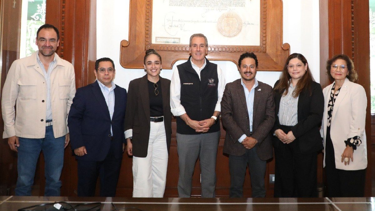 el presidente municipal pepe chedraui reunido con directivos de grupo bimbo