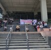 un grupo de personas se manifiestan en el edificio de planeación y finanzas en puebla
