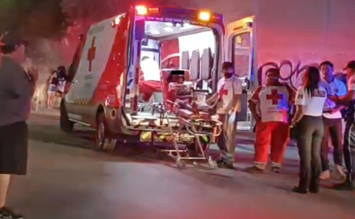 Paramédicos atendiendo a las personas lesionadas tras un accidente en Valle Dorado.