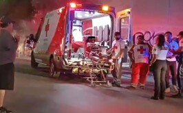Paramédicos atendiendo a las personas lesionadas tras un accidente en Valle Dorado.