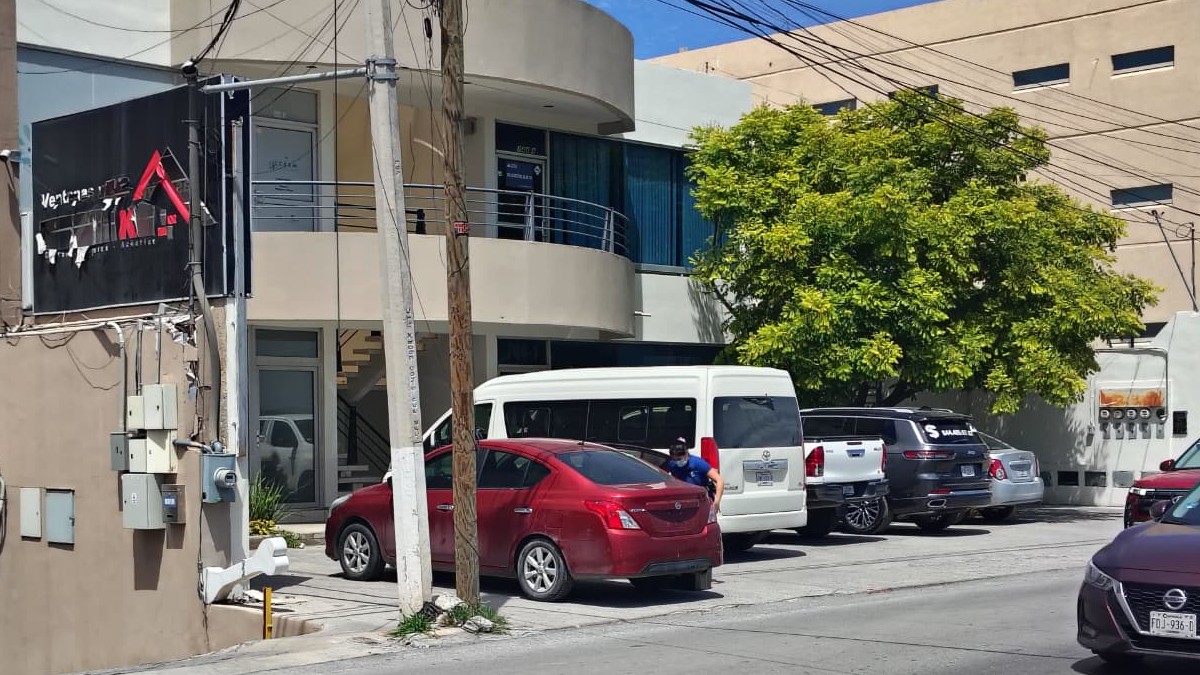 Se observan varios autos estacionados  y una vagoneta color blanca.