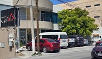 Se observan varios autos estacionados  y una vagoneta color blanca.