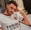 Santiago Gimenez luciendo el nuevo jersey que usará el AC Milan en la próxima temporada de la Serie A.