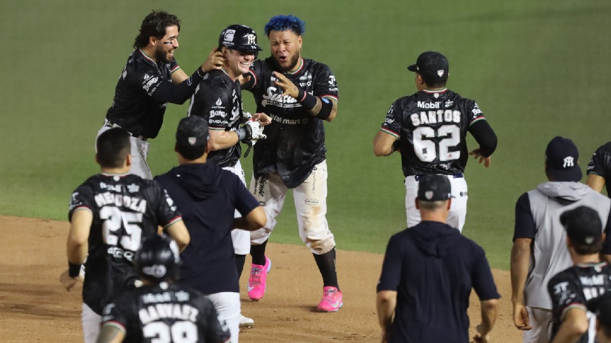 Jugadores de Sultanes festejando la victoria en extra innings sobre Saraperos en el Walmart Park.