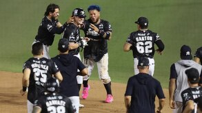 Jugadores de Sultanes festejando la victoria en extra innings sobre Saraperos en el Walmart Park.