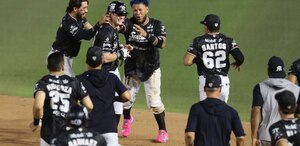Jugadores de Sultanes festejando la victoria en extra innings sobre Saraperos en el Walmart Park.