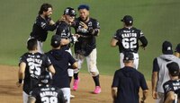 Jugadores de Sultanes festejando la victoria en extra innings sobre Saraperos en el Walmart Park.