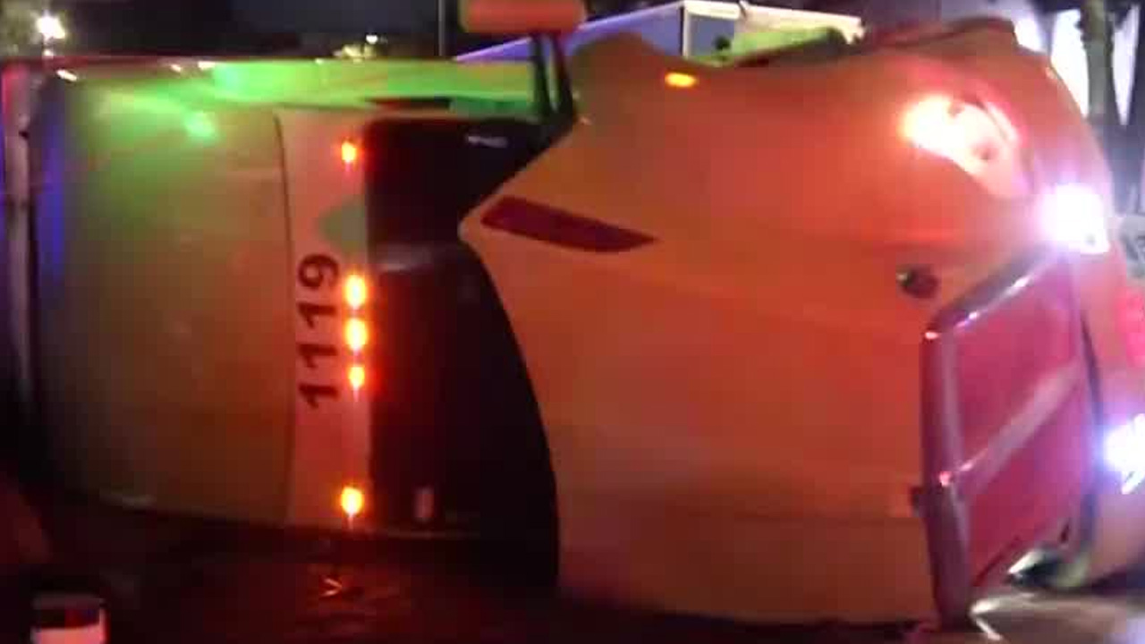 Un tráiler con unas 20 toneladas de productos de Nestlé volcó sobre el Eje 6 Sur, frente a la Plaza de Toros México.