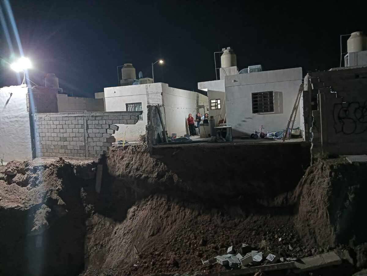 Un socavón localizado en la calle Álamos, entre las avenidas 1ª y 2ª de la colonia Rincón del Bosque, mantiene en alerta a los habitantes de la zona.