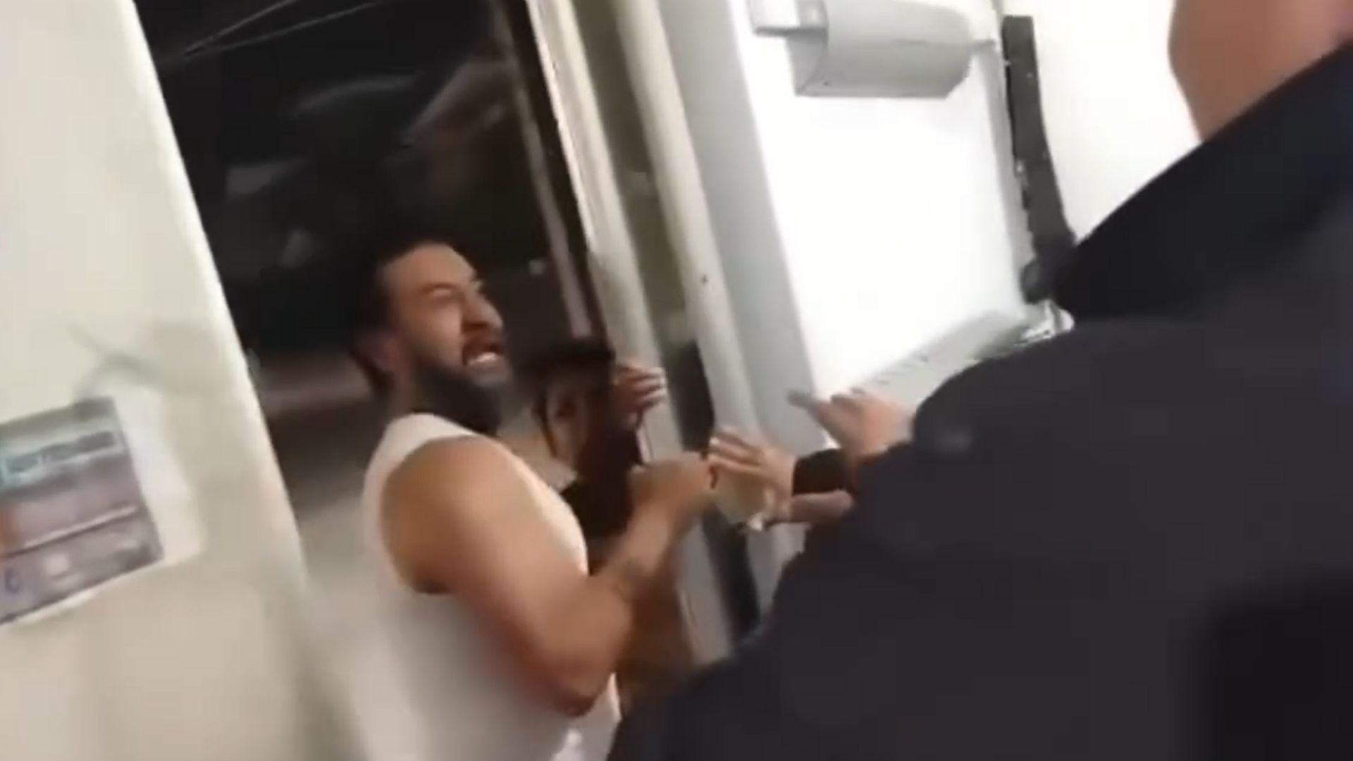 Una pareja agredió a guardias y dañaron equipo de seguridad en el fraccionamiento La Herradura en Hidalgo; señalan demora en el acceso.