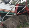 Camioneta volcada sobre unas piedras con cubetas y herramientas tiradas debajo tras un accidente vial en Jalisco