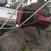 Camioneta volcada sobre unas piedras con cubetas y herramientas tiradas debajo tras un accidente vial en Jalisco