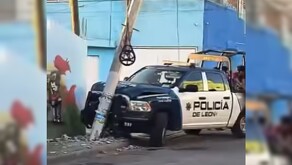 Una persecución policial registrada la tarde del miércoles terminó con una patrulla de la Policía Municipal de León estrellada contra un poste.