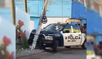 Una persecución policial registrada la tarde del miércoles terminó con una patrulla de la Policía Municipal de León estrellada contra un poste.