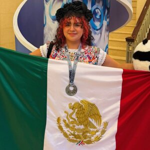 Andrea Sarahí Cascante con bandera de México en Olimpiada de Matemáticas 2026