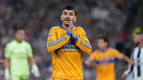 Ángel Correa en el Clásico Regio con Tigres.