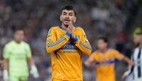 Ángel Correa en el Clásico Regio con Tigres.
