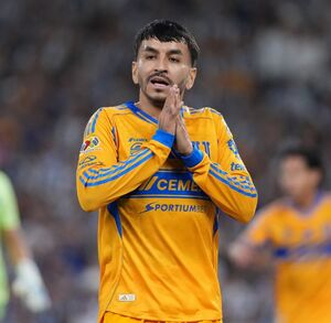 Ángel Correa en el Clásico Regio con Tigres.