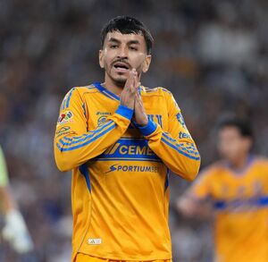 Ángel Correa en el Clásico Regio con Tigres.