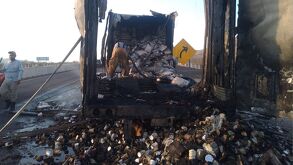 Camión que fue consumido por un fuerte incendio en León Guzmán, Durango.