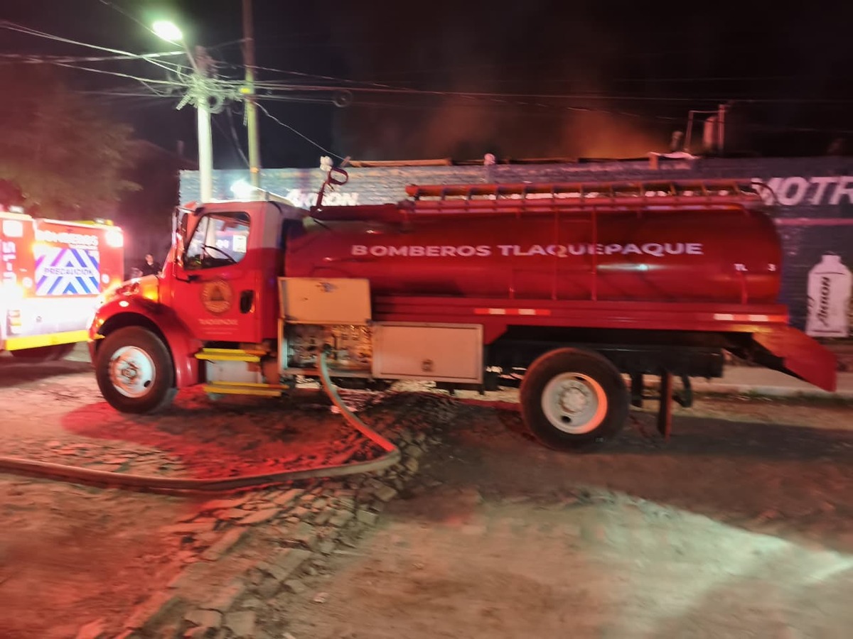 Un fuerte incendio consumió una fábrica de almohadas en La Ladrillera, Tlaquepaque. No hay heridos y lograron rescatar a Hachi, el perro guardián. Entérate.