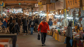 Estos supermercados está basado en la inversión extranjera, en donde la llegada de empresas proveedoras de la industria automotriz