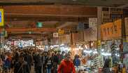 En Corea del Sur se conocen como Sijang, que son lugares vibrantes con restaurantes.