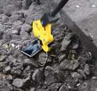 Un teléfono celular en las vías del metro en la Ciudad de México