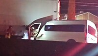 Un fuerte accidente se registró sobre la carretera Irapuato-Salamanca, donde una camioneta de transporte de personal se estrelló contra un tráiler.