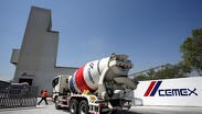 Los directivos de Cemex esperan ahorros operativos recurrentes por 400 millones de dólares hacia 2027. | Reuters