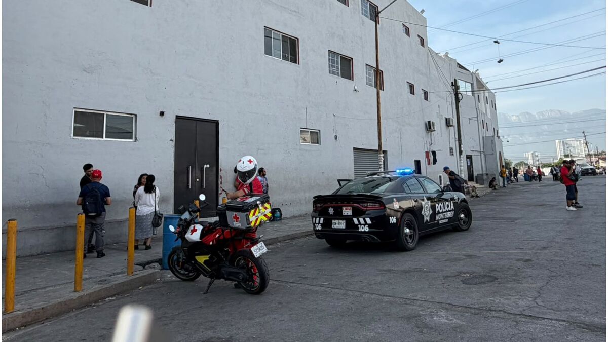 elementos policía de Monterrey acuden a parroquia de Monterrey ante fallecimiento hombre mayor