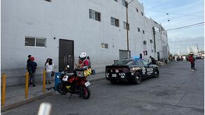 elementos policía de Monterrey acuden a parroquia de Monterrey ante fallecimiento hombre mayor
