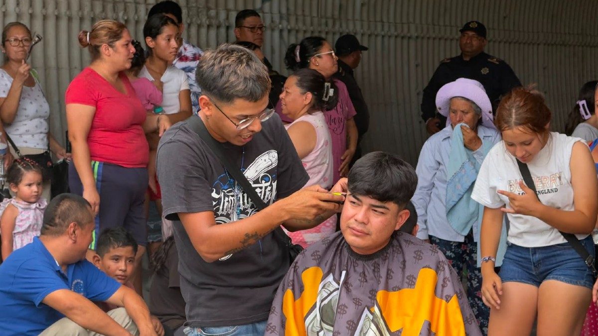 Ante la falta de luz un joven barbero tuvo que buscar la manera de sacar adelante su negocio.
