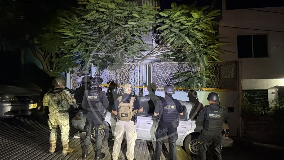 Fiscalía realizó cuatro cateos que derivaron en el aseguramiento de presunta droga, armas de fuego e inmuebles.| Especial