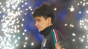Gilberto Mora saliendo del túnel rumbo a un partido con Selección Mexicana.