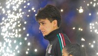 Gilberto Mora saliendo del túnel rumbo a un partido con Selección Mexicana.
