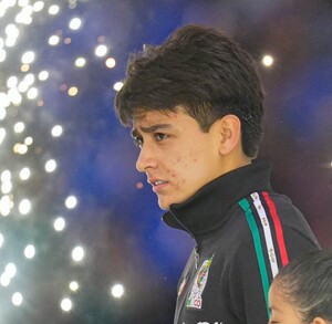 Gilberto Mora saliendo del túnel rumbo a un partido con Selección Mexicana.