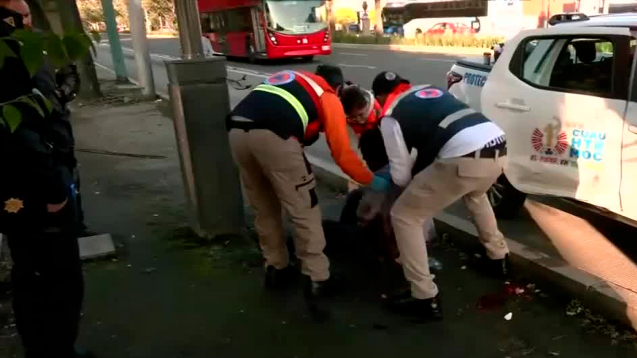 Un hombre fue encontrado inconsciente y con múltiples lesiones sobre el camellón central de Paseo de la Reforma, en la colonia Guerrero.
