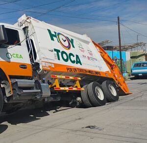 un camión recolector de basura perteneciente a la empresa PASA cayó en un pozo enorme.