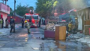 Un incendio consumió una vivienda en la colonia Josefa Zozaya, en Guadalupe, obligó a evacuar seis casas y dejó a un bombero con golpe de calor.