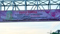 Lona que fue colocada en un puente para pedir que un hombre vuelva a ver a su hija.