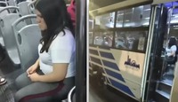 Mujer sentada al interior de una unidad de transporte público.