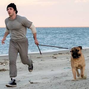 Anthony Ippolito interpretando a Sylvester Stallone en una escena de la película I Play Rocky