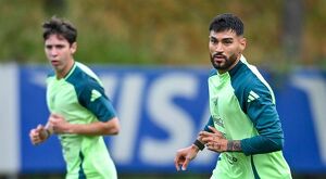 Tras vencer a León, Atlas negocia con Tigres el fichaje del central Juan Sánchez Purata por petición de Hernán Crespo. Tiago Gouveia se traba.