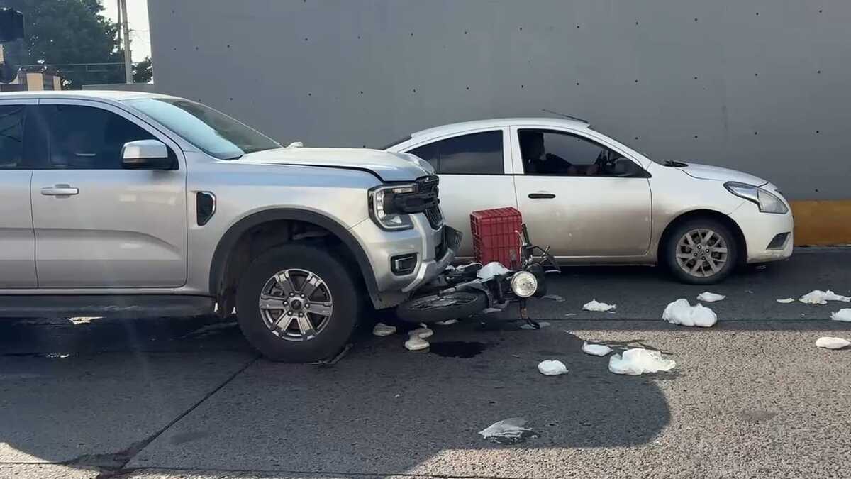 Un joven repartidor de tortillas se encuentra en estado crítico tras ser chocado en Avenida Colón, Guadalajara. No portaba casco. Revisa los detalles.