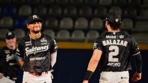Jugadores de Sultanes en el partido ante Saraperos en el Walmart Park.