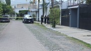 Vecinos intentaron auxiliar a la mujer, pero ya no tenía signos vitales. | Juan Carlos Munguía